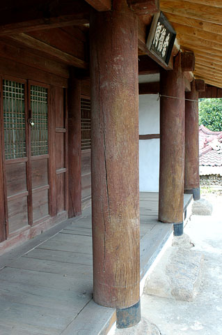 숭덕사 정면 기둥들