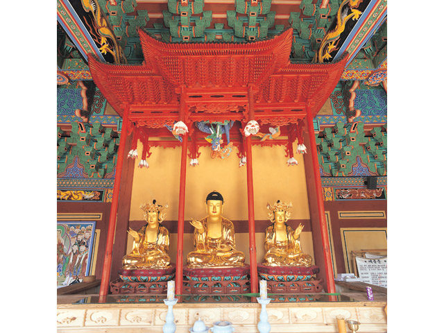 율곡사 대웅전 내부