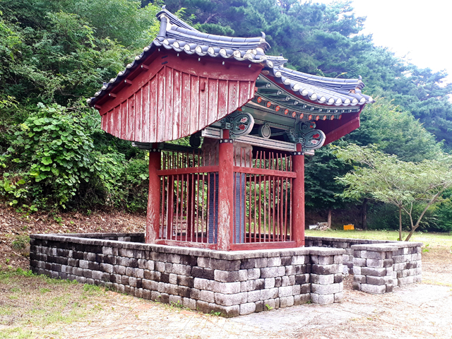 임연재 배삼익 신도비 전경