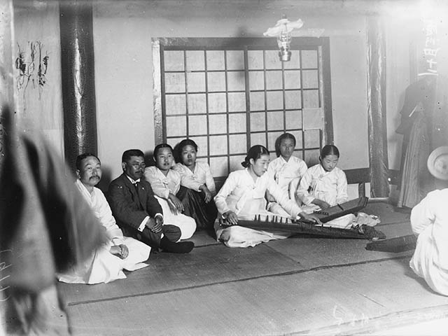 가야금을 연주하는 기생