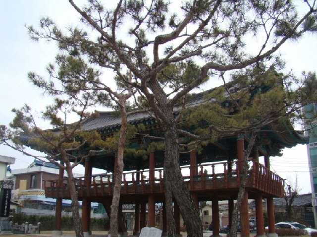 침류정 정면 난간과 대청마루