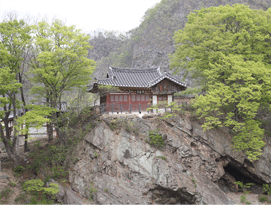낙동강 상류 절벽 위에 위치한 정자