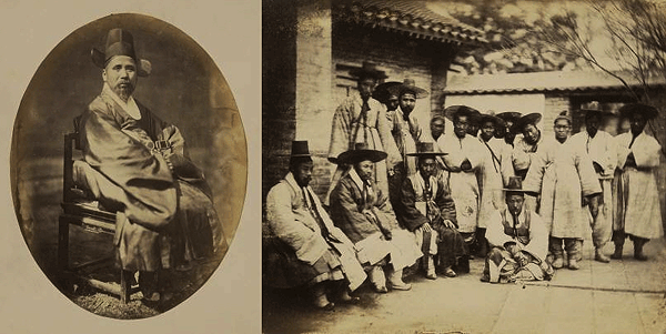 연행사절단(1863년)의 모습, 우측사진은 삼사의 수행원과 역관들로 보인다